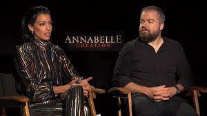 12 years after the tragic death of their little girl, a dollmaker and his wife welcome a nun and several girls from a shuttered orphanage into their home, where they soon become the target of the dollmaker's possessed creation, annabelle. Datei Stephanie Sigman And David F Sandberg Talk About Annabelle Creation Jpg Wikipedia