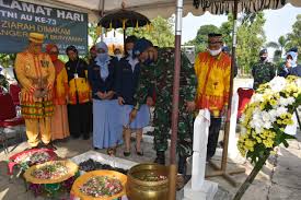 Apalah arti sebuah nama, katanya. Danlanud Bny Pimpin Ziarah Dan Tabur Bunga Di Makam Pangeran M Bun Yamin Balai Hukum