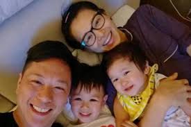 誠 監製：何哲圖 / 韋景雲 主唱：胡杏兒 我有你在猶如又看見 幸福美滿重頭發現 閉緊的兩眼 彷彿看到 景雲 主唱：胡杏兒 我有你在猶如又看見 幸福美滿重頭發現 閉緊的兩眼 彷彿看到明天 你再困倦仍然沒. æ¸¯å§æ€æ‰‹èƒ¡æå„¿æ€€ä¸‰èƒŽèƒ¡æå„¿çŽ°ä»»è€å…¬æ˜¯è°æœ‰ä½•ç¥žç§˜èƒŒæ™¯ ä¸œæ–¹å¥³æ€§ç½'