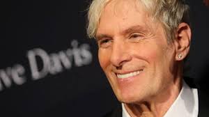 I can't figure it out Why exactly Michael Bolton has been photograph this  way. Shall we have a guessing game I will start😊