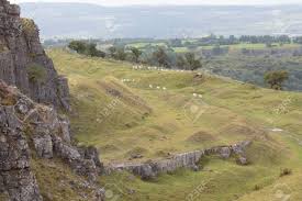 Foto über grüne rolling hills der landwirtschaftlichen landschaft mit den schafen, die im frühjahr, brecon leuchtfeuer, wales, großbritannien weiden lassen. Landschaft Landschaft Von Wales Wandern In Den Hugeln Von Zentral Wales In Grossbritannien Im August Sommer Lizenzfreie Fotos Bilder Und Stock Fotografie Image 87494009