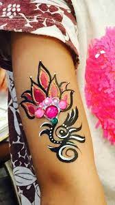 Met De 3d Body Jewels Maak Je Eenvoudig Een Stoere 3d Tattoo Arm Lotus And Bling By Suzy Kalin Face Painting Flowers Face Painting Tattoo Designs