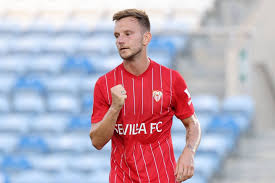 1 bats 2 amoros 3 domergue 4 bossis 5 battiston 6 fernandez 7 ferreri 8 bravo 9 genghini 10 platini 11 bellone 12 giresse 13 six 14 tigana 15 le roux 16 rocheteau 17 lacombe 18 tusseau 19 bergeroo 20 rust sélectionneur: Nx Ziedhdx Ihm