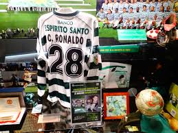 Fierté du portugal et du sporting cp, club au sein duquel il s'est révélé entre 1997 et en effet, le sporting vient d'annoncer que son académie porterait à présent le nom d'académie cristiano ronaldo. Luis Figo The Couchexpert