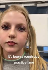 Lauren Hawks's Instagram, Twitter & Facebook