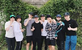 Biografía completa, quienes son los miembros del grupo de kpop, edades actualizadas, fechas de nacimiento, discografía. Exo Members Make Everyone Emotional With Their Group Photos As They Send D O Off To The Army