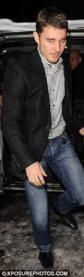 Dirk kuijt (36) beëindigt zijn carrière als profvoetballer. Alex Gerrard Keeps It Short As She Drops In On The Boys At The Liverpool Fc Christmas Party Daily Mail Online