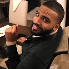 Somebody said this nigga look like me and drake had a baby and now I wanna  fight 😒