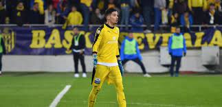 Altay bayındır her geçen gün artan başarılı performansı ile büyük kulüplerin transfer listesine abi kardeş futbola başladıklarında abisinin orta saha oynadığını, kendisinin ise stoper oynadığını. Besiktas Ankaragucu Nde Oynayan Altay Bayindir Ile Gorustu Mu Altay Bayindir Galatasaray A Mi Transfer Olacak Ajansspor Com