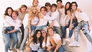 The Hype House Wiki Namethe Hype Houselaunch Year2019famous Fortiktok And Instagram Videostypecollaborativenet Worth 10 In 2020 Friend Photoshoot Bff Pictures Celebs