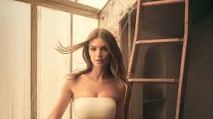 Emily ratajkowski teases her taut abs while walking the dog with husband sebastian. Emily Ratajkowski 2020 4k Hd Celebrities 4k Wallpapers Images Backgrounds Photos And Pictures
