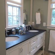 Black handcrafted marble bathroom accessories. Traditional Bathroom Black Granite Countertop On White Cabinet Design Pictures Remodel Decor An Traditionelle Bader Badezimmer Schwarz Arbeitsplatte Schwarz