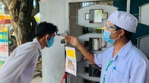Nhiều y, bác sĩ, nhân viên tại khu khám bệnh, bệnh viện đa khoa trung tâm tiền. Ct6aiajnkro6im