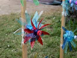 Mit pet flaschen basteln wasserraketen seile und mehr dlf nova. Windrader Aus Plastikflaschen Selber Machen Auf Jeden Fall Hab Ich Nun Reichlich Bastelmaterial Bis Windrad Basteln Plastikflaschen Basteln Kinderexperimente