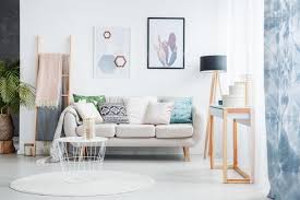 Agrandir visuellement la pièce, choisir un mobilier moderne et épuré… Comment Amenager Un Petit Salon Pour Qu Il Paraisse Plus Grand M6 Deco Fr