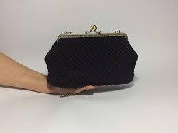 Brigitta Borsetta Color Nero Pochette Da Sera Realizzata A Mano Con Uncinetto E Chiusura Clic Clac Oro Vintage Amazon It Handm Pochette Borsette Uncinetto