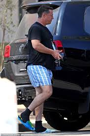 Shock sequel to karl stefanovic's ubergate scandal. Karl Stefanovic Sports Fish Slippers And Silky Pyjama Shorts At Breakfast With His Family Trends Wide