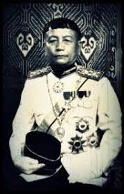 Bapak moestopo merupakan tokoh yang dikenal sebagai sosok yang berjasa dalam pertempuran 10 november di surabaya. Tiga Tokoh Besar Sabah Dan Sarawak Yang Terlibat Dalam Pembentukan