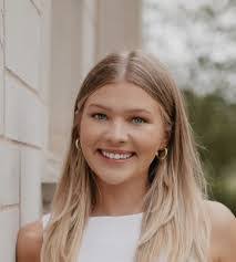 Mandy Brewer's Instagram, Twitter & Facebook