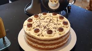 Das rezept möchte ich gerne mit euch teilen, denn es ist wirklich lecker und dabei so einfach. Toffifee Torte Sehr Lecker Nicht Zu Suss Toffifee Torte Nussbiskuit Schmand Sahne Youtube