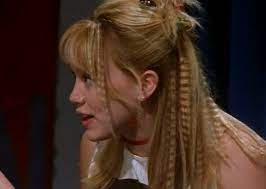 Lizzie Mcguire With Crimped Hair D Lizzie Mcguire Hairstyles Y2k Hairstyles Hair Crimper