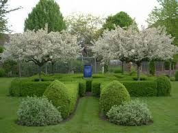 38 Garden Design Ideas Turning Your Home Into A Peaceful Refuge Garden Layout Traditional Landscape Garden Hedges