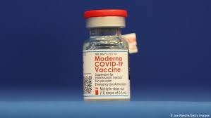 La inyección de moderna que requiere dos dosis con un intervalo de 28 días entre cada una actualmente, está avalada por la ema para distribuirse a todas las personas mayores de 18 años de edad. Coronavirus Hoy Ema Examina Vacunas De Biontech Pfizer Y Moderna Por Riesgos De Coagulos El Mundo Dw 07 05 2021