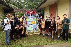 Makanya prestasi, lokasi sekolah yang strategis di jl. Sma Pgri 1 Amlapura Juara I Lomba Mading Bpgts Balipost Com
