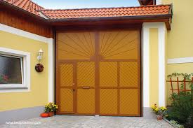 Garagentore Zweiflugelig Lindpointner Flugeltore Rustikal Landhausstil Sonne Braun Garagentor Zweiflugelig Garagentore Outdoor Dekorationen