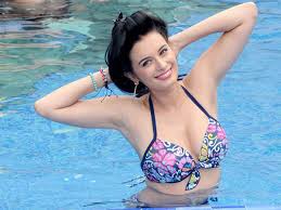 Explore tweets of evelyn sharma @evelyn_sharma on twitter. Evelyn Sharma To Act In Hollywood After Deepika Padukone Priyanka Chopra Filmibeat