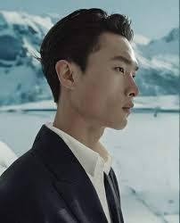 Yawen Li for VALENTINO SS25 #esee #eseeplus #VALENTINO #PFW #eseemodel  #fashionmodel #chinesemodel #modelagency