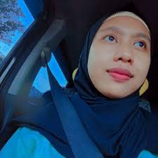 Gambar ini menunjukkan diagram instalasi audio sistem mobil, termasuk  amplifier, subwoofer, tweeter, speaker midrange, dan head unit. Berikut  adalah penjelasan detailnya: Komponen Utama: 1. Head Unit: Head unit adalah  pusat kontrol audio