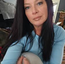 Are there any good therapist or counseling services that work with no  insurance and have a cheap sliding scale for someone with severe depression  and no insurance?