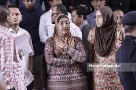 Former felda chairman tan sri isa samad, who is facing graft charges involving the purchase of a hotel in sarawak by felda's unit, said today that his former political aide turned prosecution witness muhammad zahid md arip cannot be trusted as the latter likes to jump from one party to another. Isa Samad Remanded For 5 Days