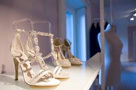 Per scegliere le tacchi altissimi sposa,tante spose fará una scelta prioritaria del modelli di scarpe, e poi il comodo é diventato la seconda scelta. 10 1 Consigli Per Scegliere Le Scarpe Da Sposa