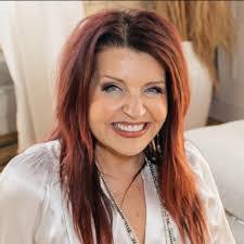 Suzanne Cleveland's Instagram, Twitter & Facebook