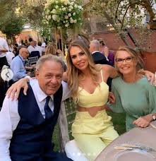 Le magiche foto della festa con i figli vista san pietro | foto vip ilary blasi rivela il regalo di compleanno ricevuto da totti: Ilary Blasi Critiche Per Il Look Alle Nozze Della Sorella Caffeina Magazine