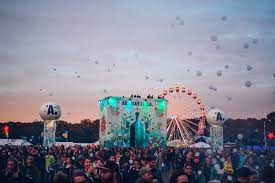 Lollapalooza was previously cancelled in 2020 due to pandemic concerns. Das Lollapalooza Festival Auf Der Hoppegarten Rennbahn Iheartberlin De
