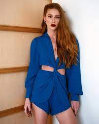 Começou a atuar profissionalmente ainda criança, e fez seu primeiro trabalho de destaque em 2004 no papel de aninha na telenovela começar de novo. Marina Ruy Barbosa Prova Que Esta Cor E Tendencia No Inverno 2021