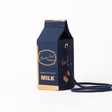 圓柱體的外型 金屬罐為發想 以小說 蘿莉塔 形象設計而成 不想帶大包包 想輕鬆出門時 或是賞花 野餐時最適合的隨身包 雖然是小尺寸的包包 但卻是手可以輕易伸入的大小 要將需要的物品拿出來也很方便 從包包裡拿出東西時 開口可全開 裡頭的物品一覽無遺 拿出