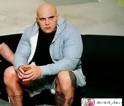 Uwagę przykuwa jego atrakcyjna żona, która na zdjęciu wyeksponowała. Gogglebox Dominik Abus Sprawil Ukochanej Prezent Za Prawie Milion Zlotych Sprowadzil Go Z Ameryki