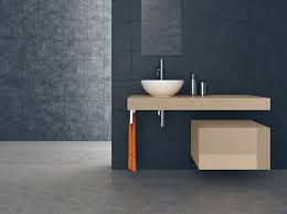 Element décoratif incontournable, le carrelage de salle de bains ne se choisit pas au hasard. Peindre Son Carrelage De Salle De Bains En 3 Etapes Elle Decoration