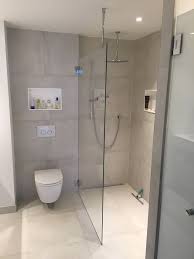 Klar Begehbare Dusche Mit Stabilisierung An Der Decke Inlooploop Douchewand Small Bathroom Makeover Bathrooms Remodel Bathroom Makeover