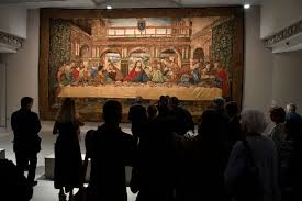 La scène a visiblement changée, la maison renaissance a cédé sa place à un décor baroque, un palais avec de nombreux piliers alignés menant à une ouverture. La Tapisserie De La Cene De Leonard De Vinci Exposee Au Clos Luce Une Premiere Mondiale Amboise 37400