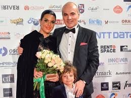 Pasiunea soţiei lui rareş bogdan, florina, pentru flori a fost transpusă în creaţii vestimentare. SoÅ£ia Lui Rares Bogdan Si A Prezentat La Balul Operei Rochia Din Flori Unicat Absolut CreaÅ£ia A Atras Toate Privirile