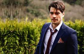 Hercai dizisinin miran'ı akın akınözü, bayram öncesi sevgilisi sandra pestemalciyan ile i̇stanbul havalimanı'nda 44. Hercai Nin Miran I Akin Akinozu Nereli Unlulerin Memleketleri