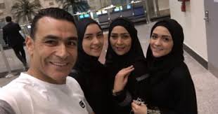 وتألقت شدوى الحضري، بإطلالة مميزة رفقة شقيقاتها، ووالدتها صابرين، أثناء وضع المكياج استعدادا لحفل الزفاف، خلال ارتدائها للروب الأبيض، مع التاج اللامع، وبعد ذلك قامت باستبدال بلوزة أوف. Ø´Ø§Ù‡Ø¯ Ø¨Ù†Ø§Øª Ø§Ù„Ø­Ø¶Ø±Ù‰ Ø¨Ù…Ù„Ø§Ø¨Ø³ Ø§Ù„Ø¥Ø­Ø±Ø§Ù… ÙÙ‰ Ø§Ù„Ù…Ø·Ø§Ø± Ù‚Ø¨Ù„ Ø£Ø¯Ø§Ø¡ Ø§Ù„Ø¹Ù…Ø±Ø© ÙˆØ§Ø­Ø©