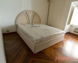 Sono le testate letto a dare un 'volto' ed uno stile non soltanto al vostro giaciglio ma a contendersi il mercato con i classici prodotti in legno o tessuto è la testata del letto in pelle o ecopelle, soprattutto per la testata letto imbottita. Produzione Di Letti In Rattan Midollino Giunco Vimini