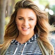 Kiara Arnold's Instagram, Twitter & Facebook