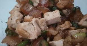 Rebus kikil bersama daun salam sampai mendidih dan empuk, tiriskan, kemudian potong2. Resep Oseng Kikil Tahu Cabe Hijau 3 Piring Sehari